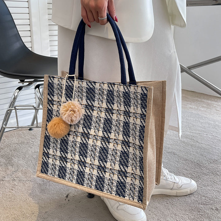 Damen Jute-Tasche mit stilvollem Karomuster und dekorativen Pompons Nord Taschen