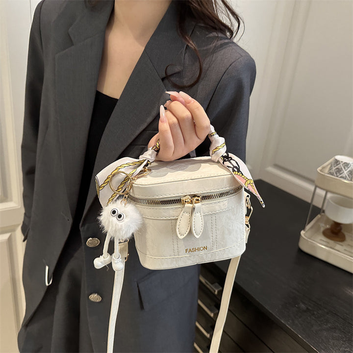 Damen Handtasche mit modischem Halstuch und charmantem Anhänger Nord Taschen