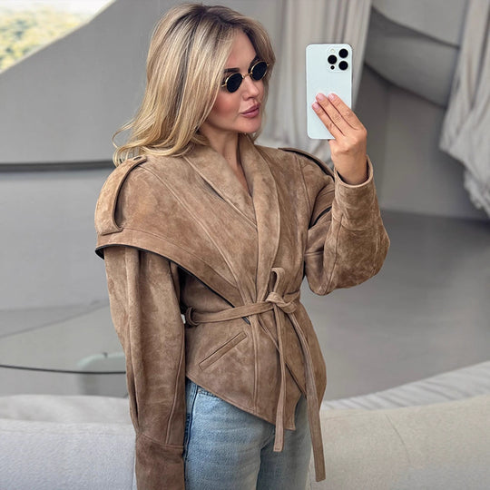 Damen Veloursleder‑Wickeljacke mit breitem Schalkragen und Taillengürtel Nord Taschen