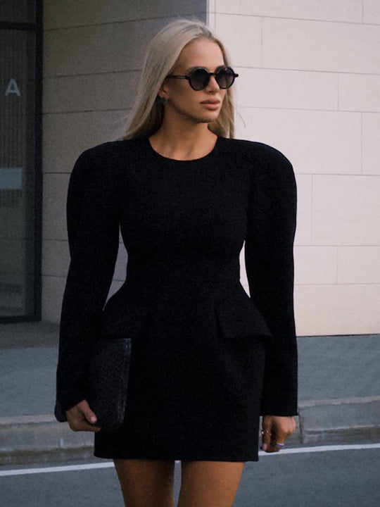 Damen Tailliertes Minikleid mit strukturierten Schultern, langen Ärmeln und angedeutetem Peplum Nord Taschen