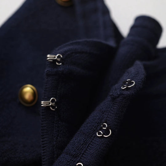 Damen Kragenloser, kurzgeschnittener Offiziersblazer mit goldenen Zierknöpfen Nord Taschen