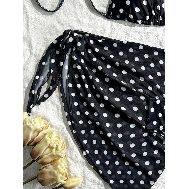 Damen Triangel-Bikini mit verspieltem Polka-Dots-Muster und ergänzt durch einen eleganten Wickelrock Nord Taschen
