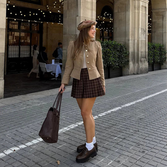 Damen Taillierter Wildlederoptik-Blazer mit Stehkragen und goldenen Zierknöpfen Nord Taschen