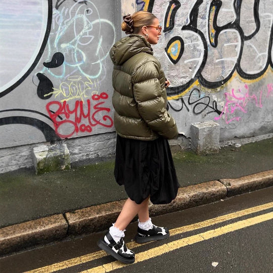 Damen Kurze glänzende Steppjacke mit Kapuze und boxy Silhouette Nord Taschen