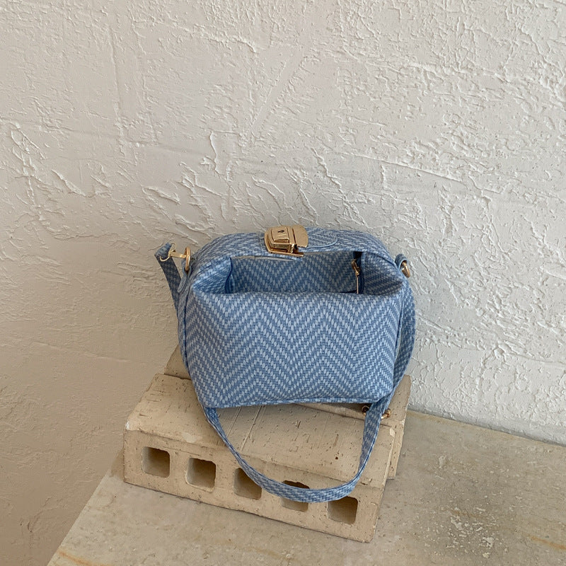 Damen Umhängetasche mit elegantem Design und goldenen Verschlüssen Nord Taschen