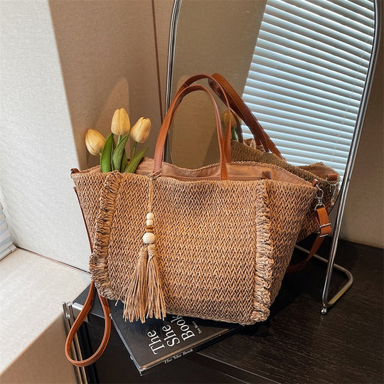 Damenhandtasche aus gewebtem Naturmaterial mit fransenartiger Dekoration Nord Taschen