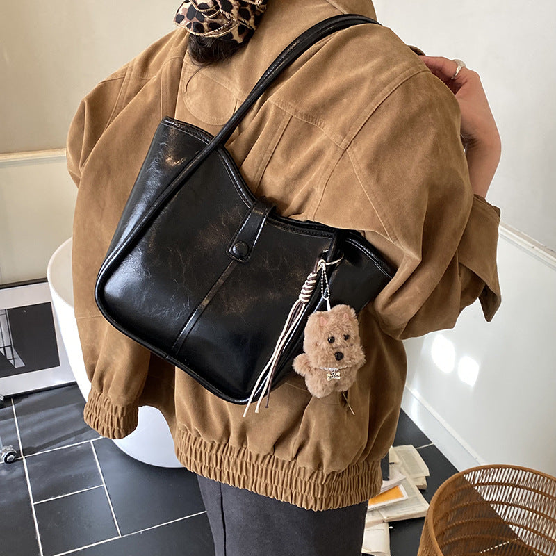 Damen moderne Handtasche mit verspieltem Plüschanhänger Nord Taschen
