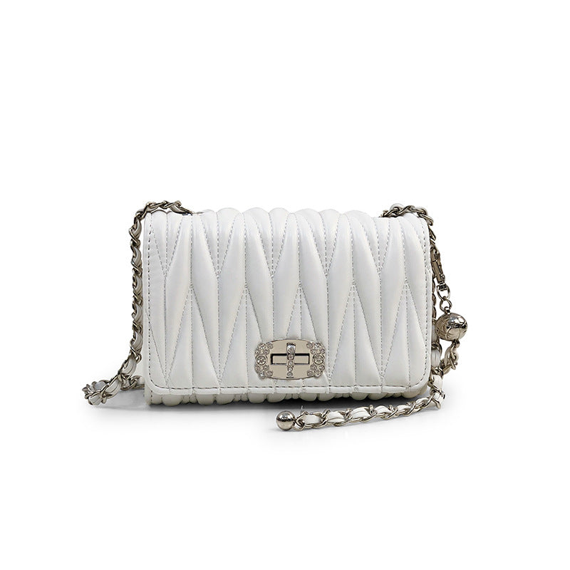 Damen Clutch-Tasche mit eleganter Raffung und stilvollem Kettenriemen Nord Taschen