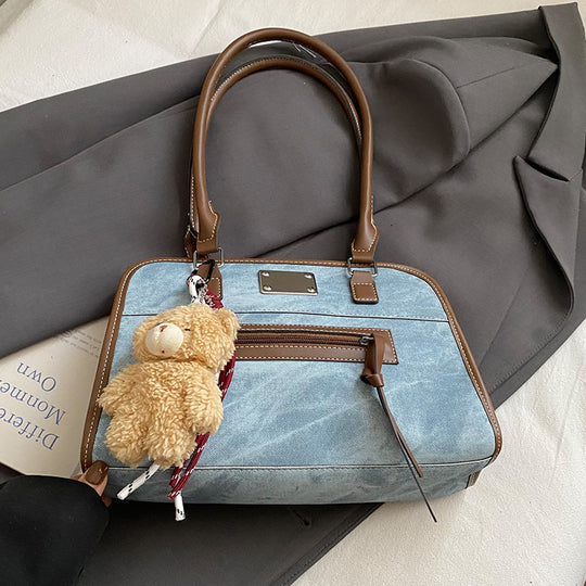 Damen Handtasche mit robustem Stoff und verspieltem Plüschanhänger Nord Taschen