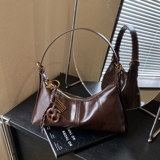 Damen elegante Hobo-Handtasche aus hochwertigem Kunstleder mit edlem Kettenanhänger Nord Taschen