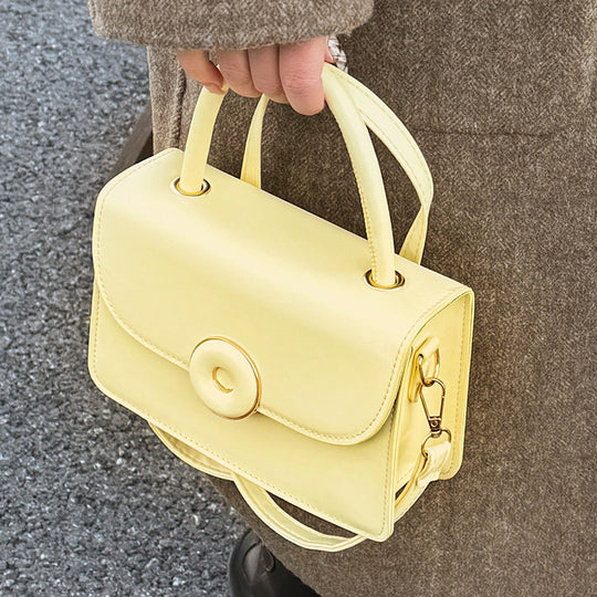 Damen Handtasche mit eleganter Klappenöffnung und praktischem Schulterriemen Nord Taschen