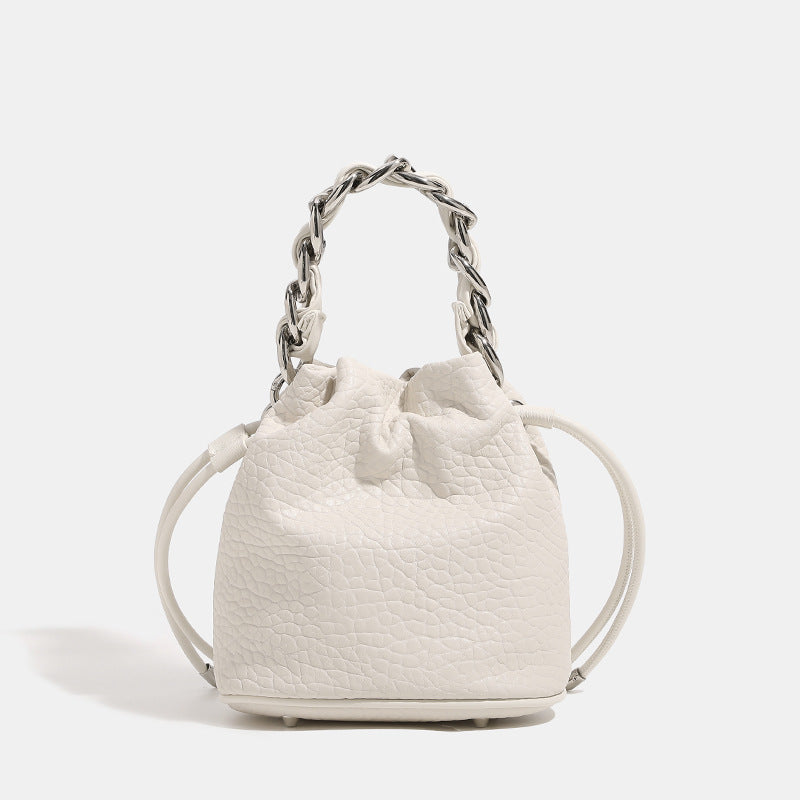 Damen Mini-Rucksacktasche mit elegantem Kettenhenkel und feiner Textur Nord Taschen