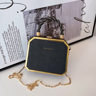 Damen elegante Handtasche im geometrischen Design mit goldenen Akzenten Nord Taschen