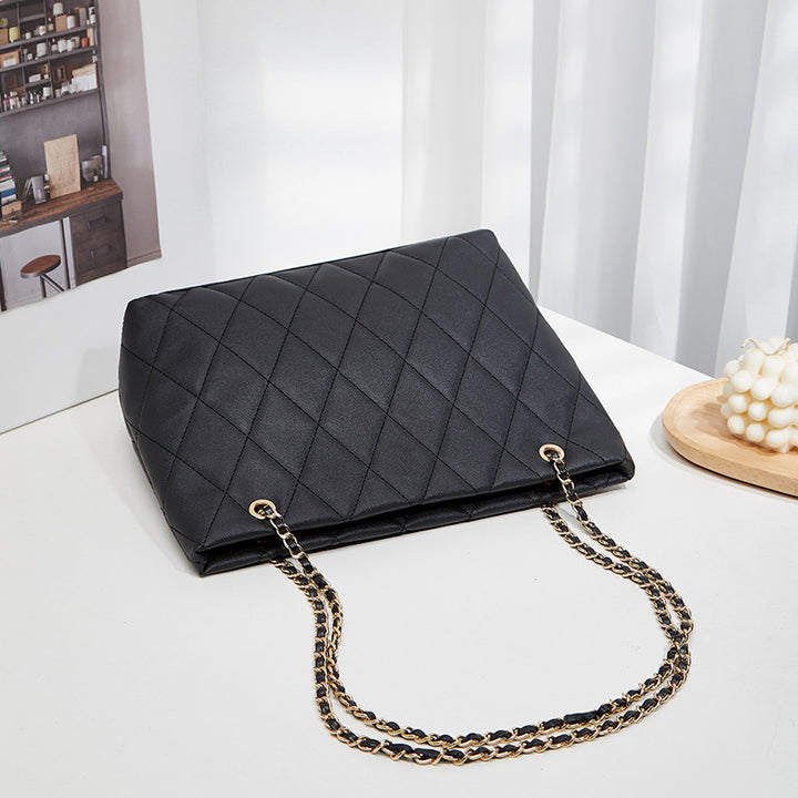 Damen Einkaufstasche mit eleganter Steppung und goldfarbener Kette Nord Taschen