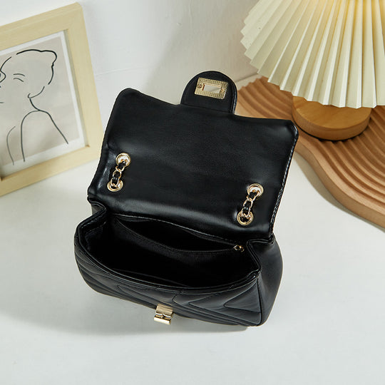Damen Clutch-Tasche mit eleganter Steppung und goldenen Kettenakzenten Nord Taschen
