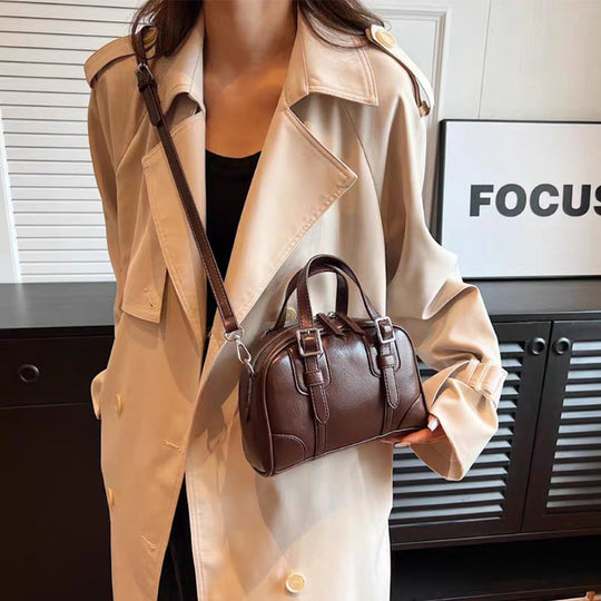 Damen Handtasche mit eleganter Hochglanz-Oberfläche und praktischen Trageriemen Nord Taschen
