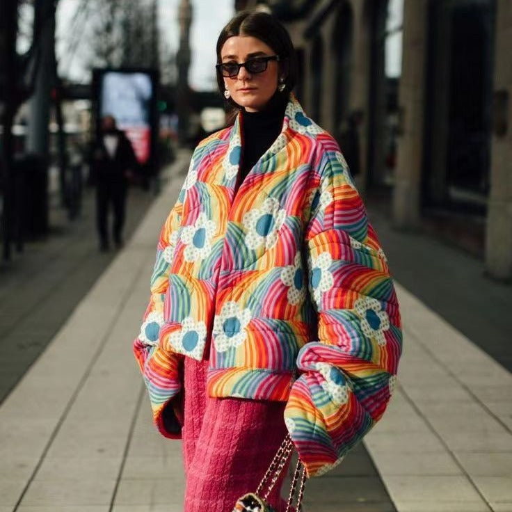 Damen Kurze Oversize-Steppjacke mit bunten Regenbogenstreifen und Blumenapplikation Nord Taschen