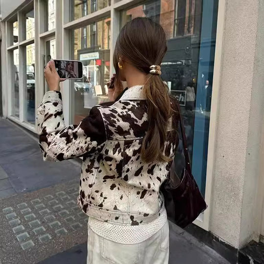 Damen Kurz geschnittene Western‑inspiriere Jacke mit Kuhflecken‑Felloptik und Brusttaschen Nord Taschen