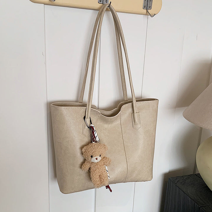 Damen Tasche mit eleganter Struktur und verspieltem Anhänger Nord Taschen