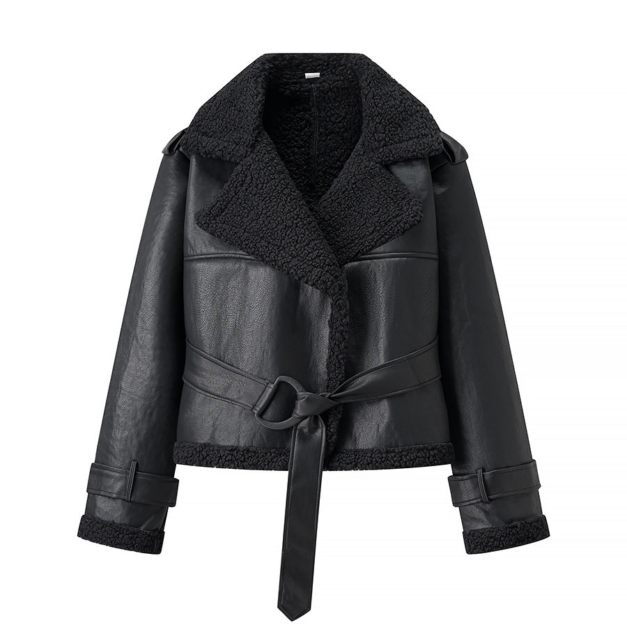 Damen Kurze Fliegerjacke aus Kunstleder mit Teddyfell-Kragen und Taillengürtel Nord Taschen