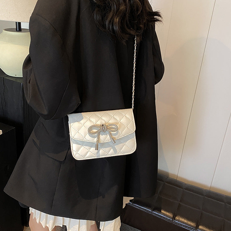 Damen Mini-Handtasche mit luxuriösem Steppmuster und funkelndem Kettenanhänger Nord Taschen