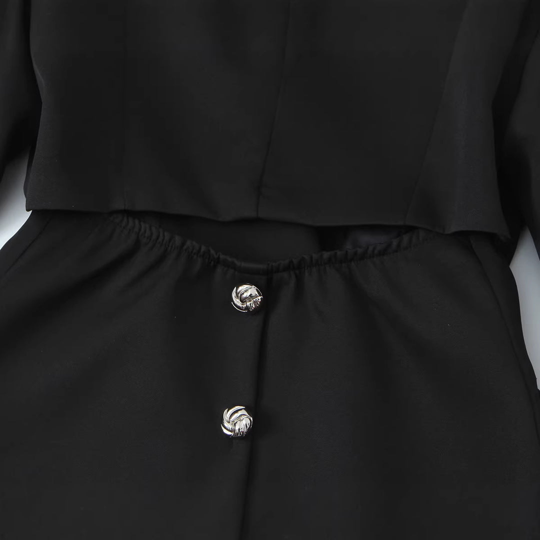 Damen Taillierter Kurzblazer mit asymmetrischem Schmuckverschluss und Pattentaschen Nord Taschen