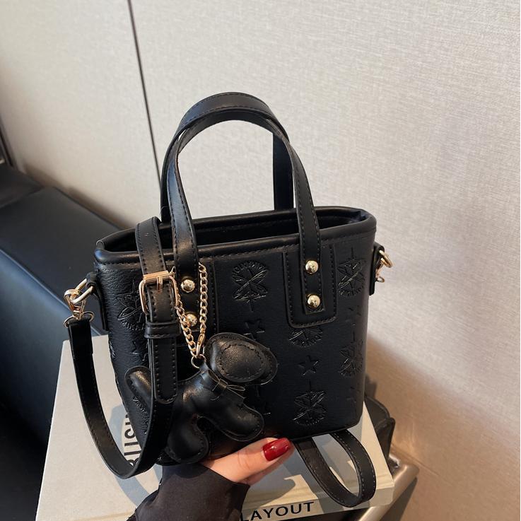 Damen Mini-Handtasche mit verspieltem Anhänger | Nord Taschen