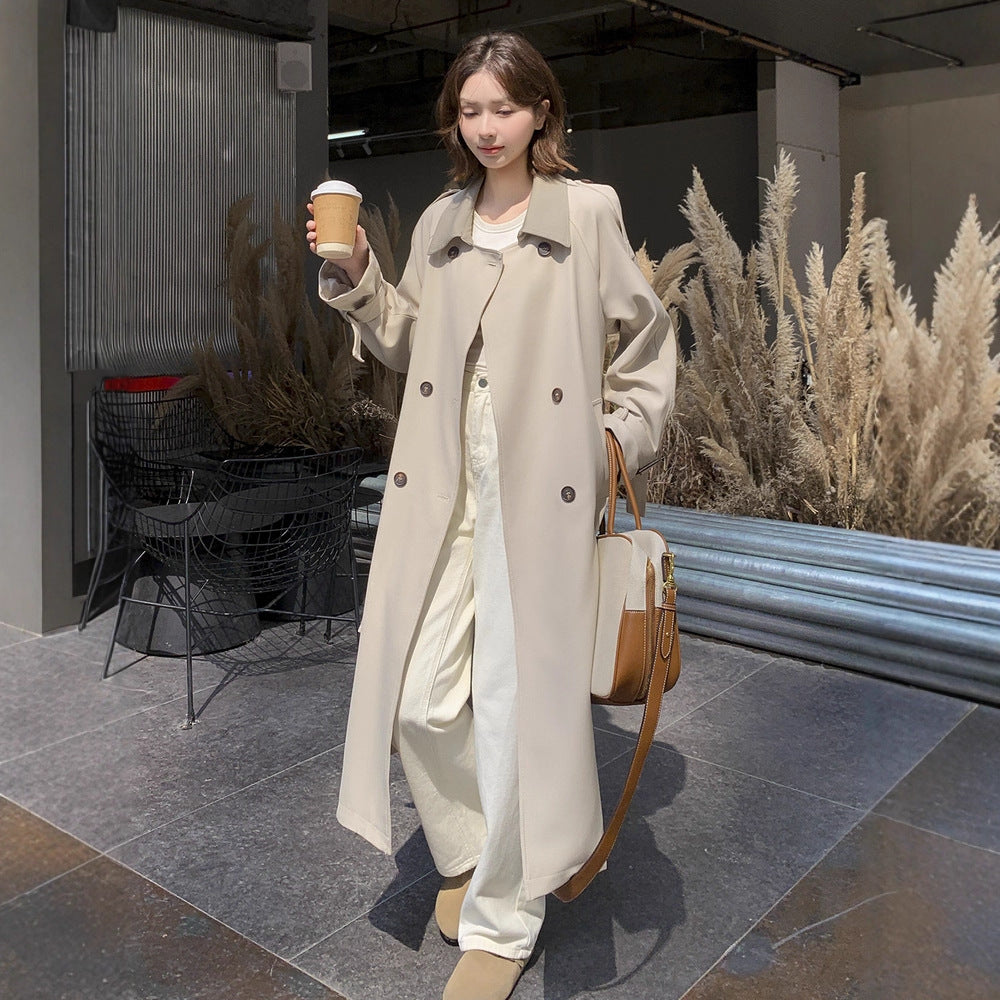 Damen Lang geschnittener minimalistischer Trenchcoat mit weichem Fall, überschnittenen Schultern und verstellbaren Ärmelriemen Nord Taschen