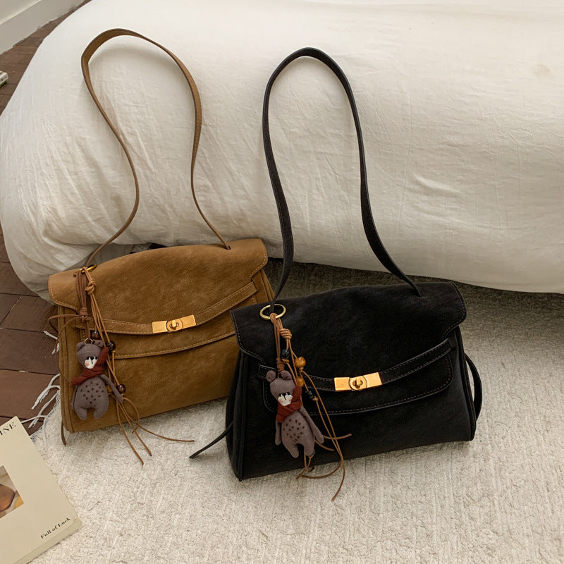 Damen Schultertasche mit edlem Verschluss und charmantem Anhänger Nord Taschen