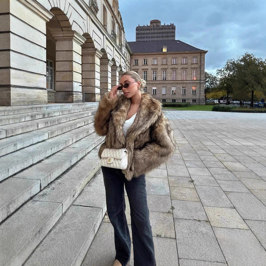 Damen Kurz geschnittene voluminöse Kunstpelzjacke mit Oversize‑Schalkragen Nord Taschen