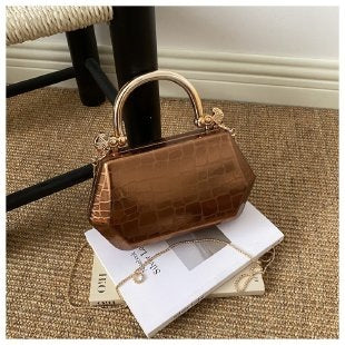 Damen stilvolle Handtasche mit exklusivem Metallgriff Nord Taschen