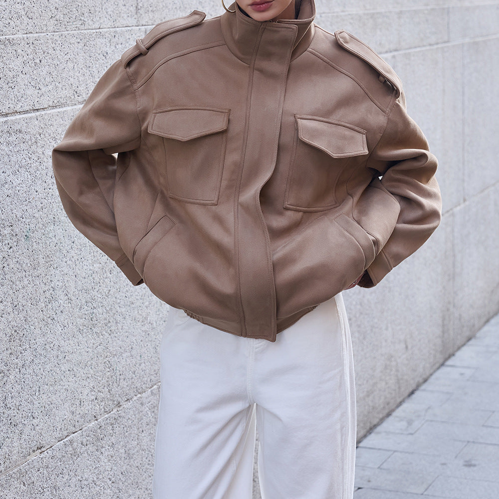 Damen Field‑Bomberjacke in Veloursleder‑Optik mit hoher Kragenpartie, Pattentaschen und Epauletten Nord Taschen