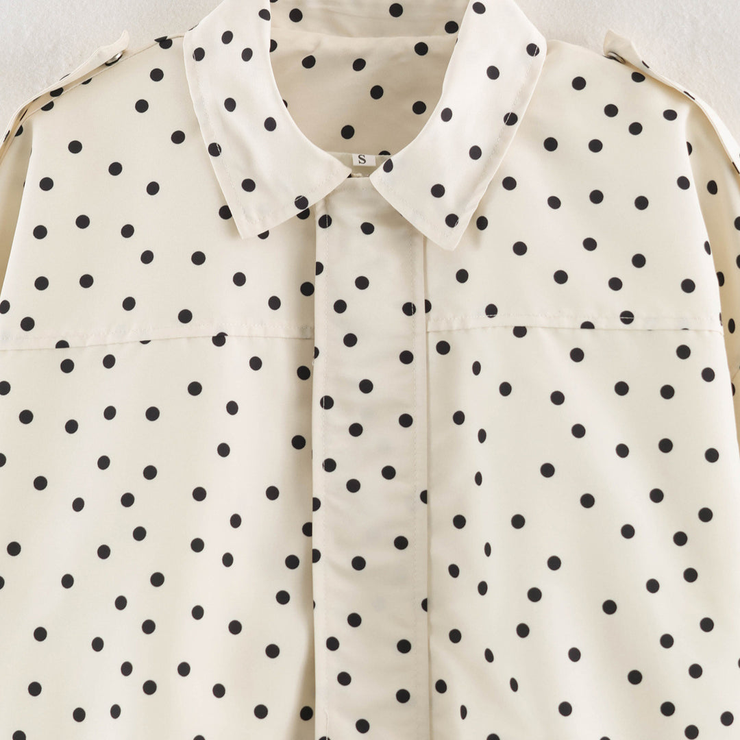 Damen Gepunktete Cropped Blusenjacke mit Hemdkragen und Schulterklappen Nord Taschen