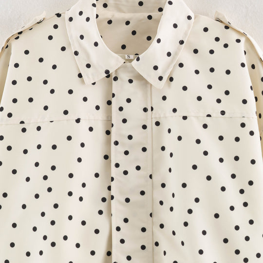Damen Gepunktete Cropped Blusenjacke mit Hemdkragen und Schulterklappen Nord Taschen