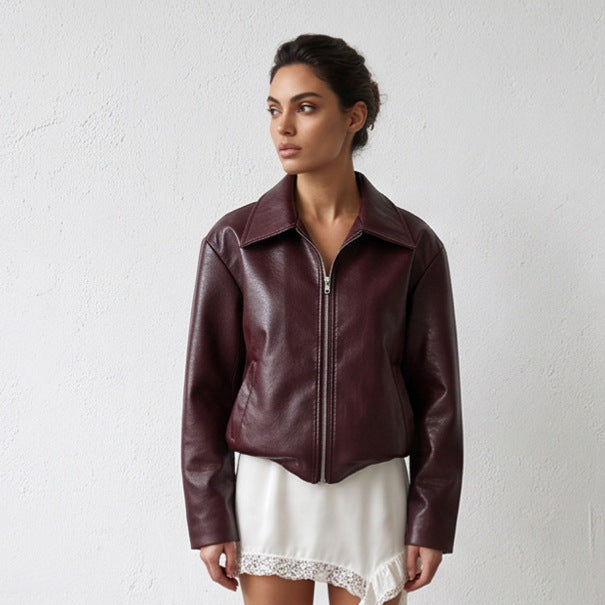 Damen Kurzjacke aus veganer Glattleder‑Optik mit spitzem Hemdkragen und frontalem Reißverschluss Nord Taschen