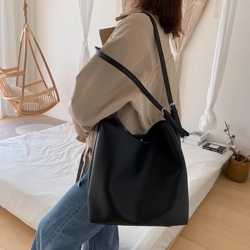 Damen Tragetasche mit abnehmbarem Kosmetiktäschchen und elegantem Faltendesign Nord Taschen
