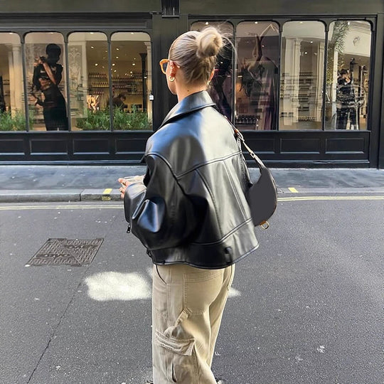 Damen Cropped Boxy‑Bikerjacke aus Lederimitat mit markanter Schulterpartie und kastiger Silhouette Nord Taschen