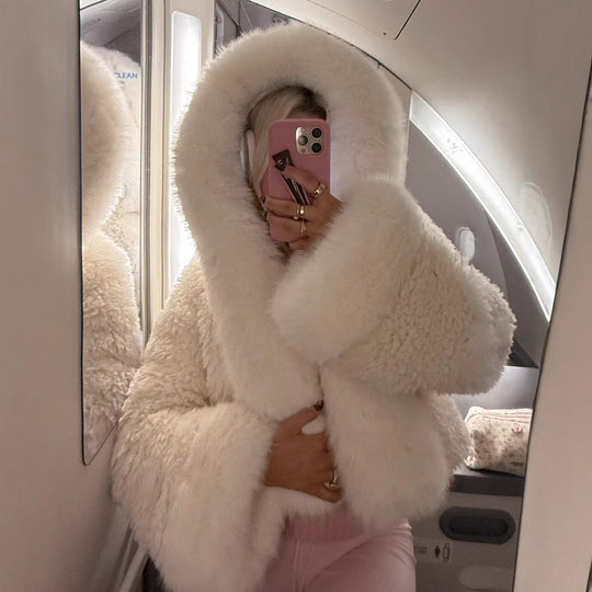 Damen Kurzjacke aus voluminösem Fauxfur mit XXL-Kapuze und Kugelärmeln Nord Taschen