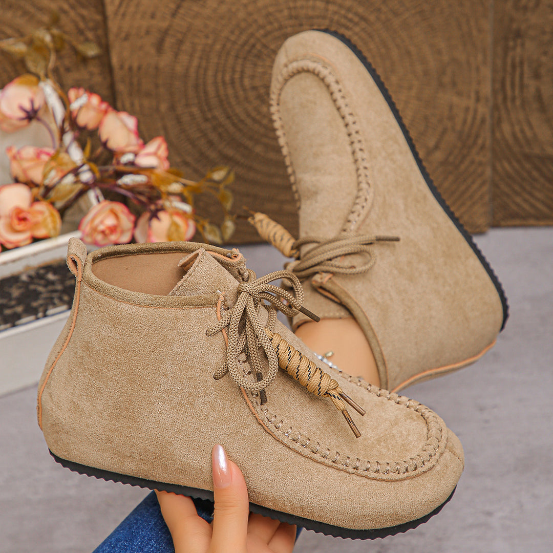Damen Velours‑Mokassin‑Stiefelette mit handgenähter Ziernaht und Quasten‑Schnürung Nord Taschen