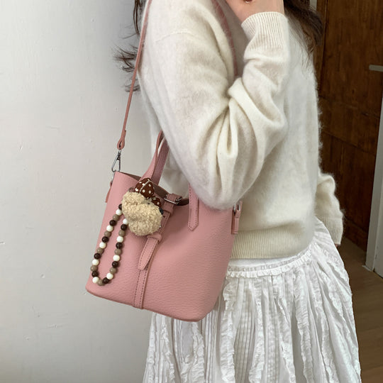 Damen Handtasche mit verspieltem Tieranhänger und hochwertiger Textur Nord Taschen