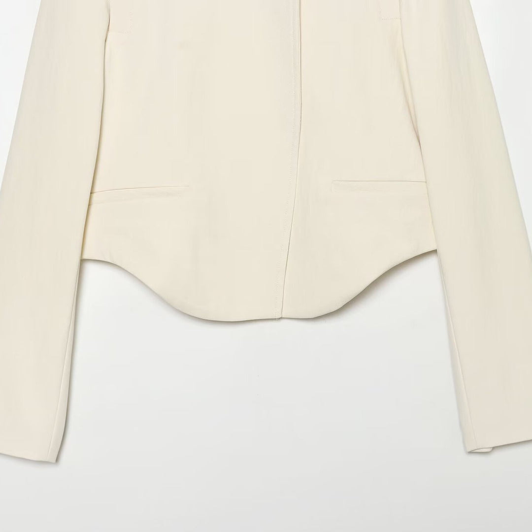 Damen Kurze Tailleurjacke mit Stehkragen, asymmetrischem Saum und Nahttaschen Nord Taschen