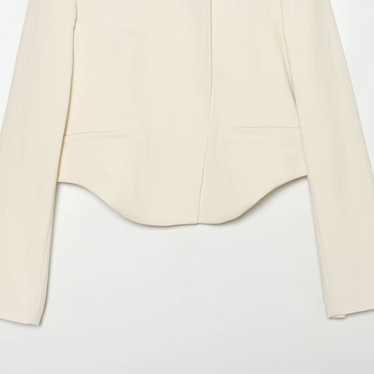 Damen Kurze Tailleurjacke mit Stehkragen, asymmetrischem Saum und Nahttaschen Nord Taschen