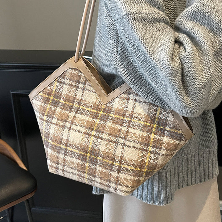 Damen Tragetasche mit lässigem Karo-Design und verspieltem Anhänger Nord Taschen