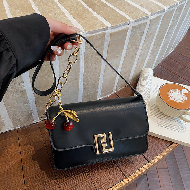 Damen elegante Umhängetasche mit strukturiertem Obermaterial und verspieltem Anhänger Nord Taschen