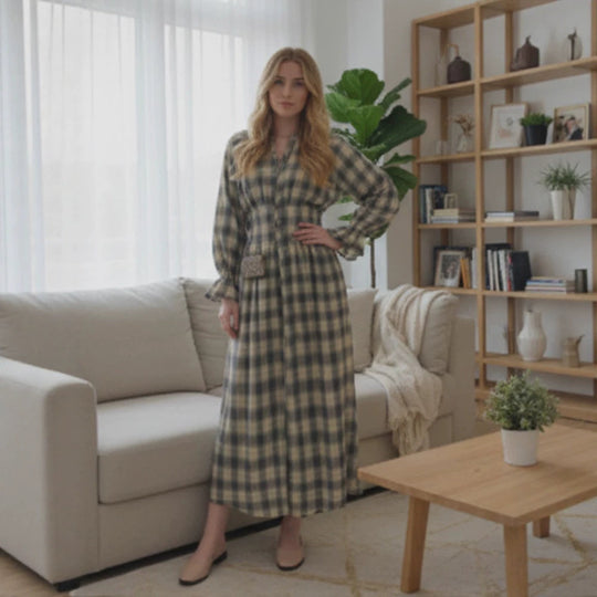 Damen Maxikleid im Karierten Hemdblusenstil mit Taillengürtel und Rüschenmanschetten Nord Taschen