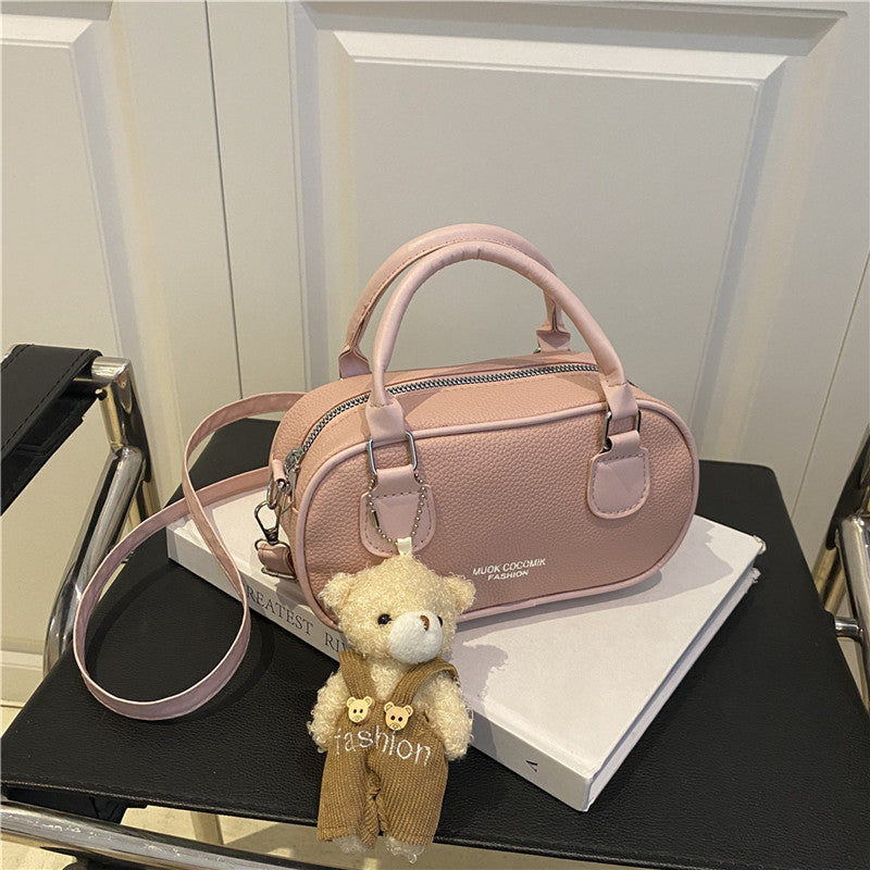 Damenschultertasche mit modernem Design und verspieltem Plüschanhänger Nord Taschen