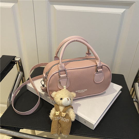 Damenschultertasche mit modernem Design und verspieltem Plüschanhänger Nord Taschen