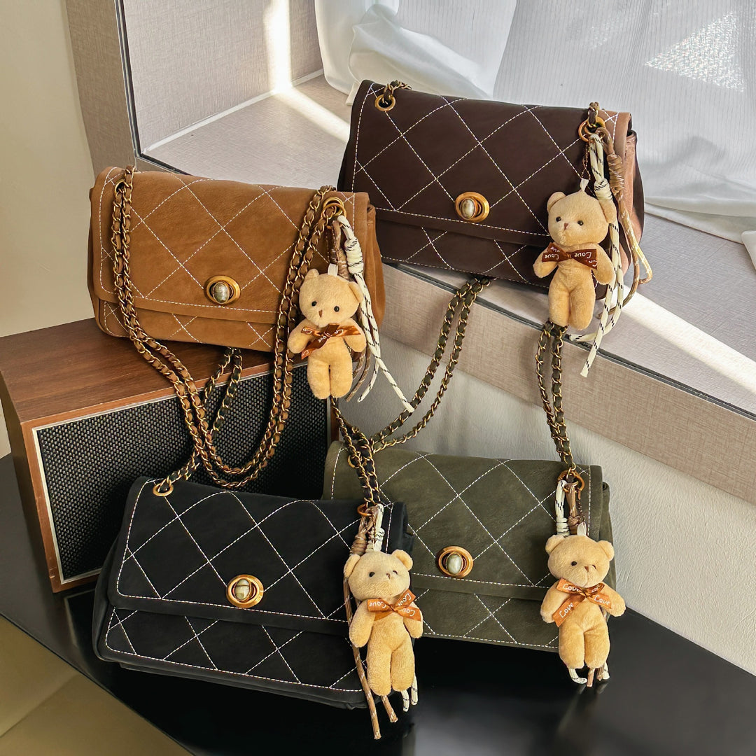 Damen Umhängetasche mit strukturiertem Design und verspieltem Anhänger Nord Taschen
