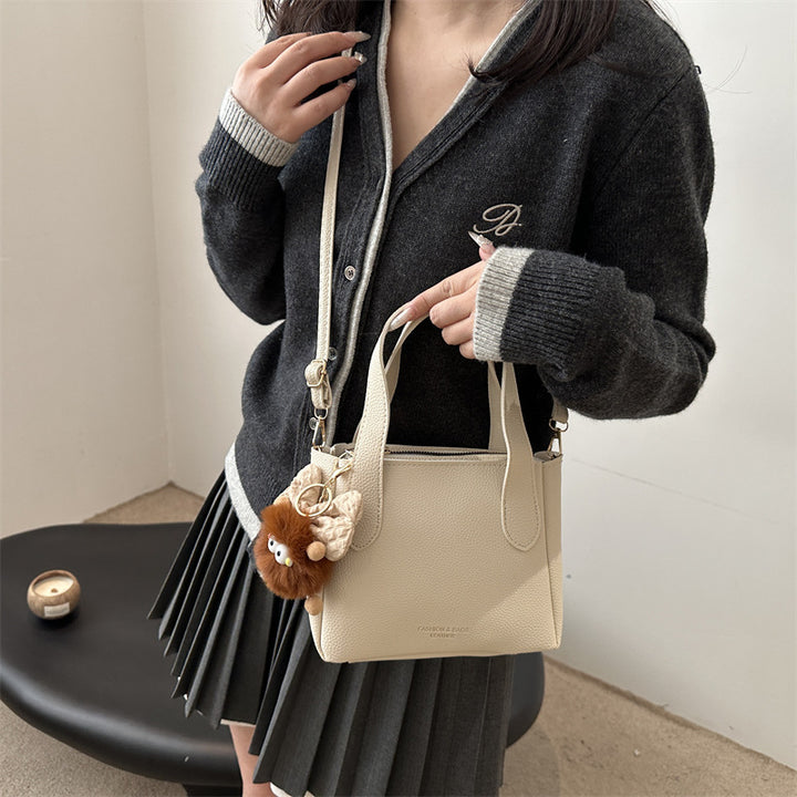 Damen elegante Handtasche mit flauschigem Anhänger Nord Taschen