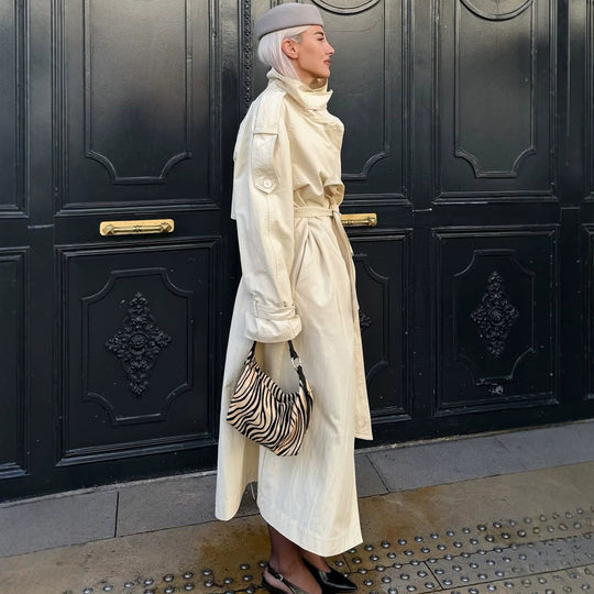 Damen langer leichter Trenchcoat mit weitem Schalkragen und überschnittener Schulter Nord Taschen